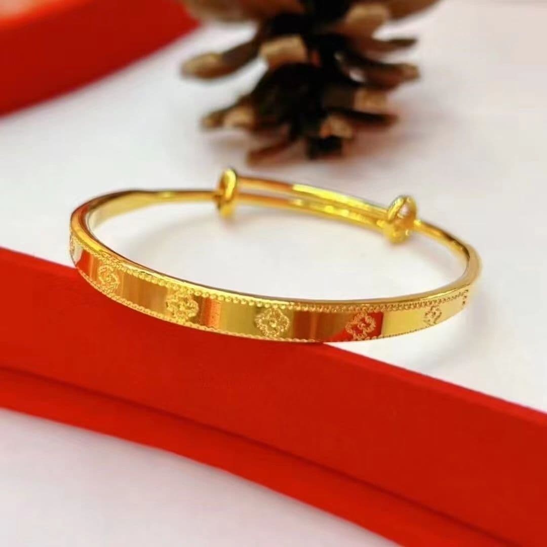 Gold Clover Motif Minimalist Bangle Bracelet