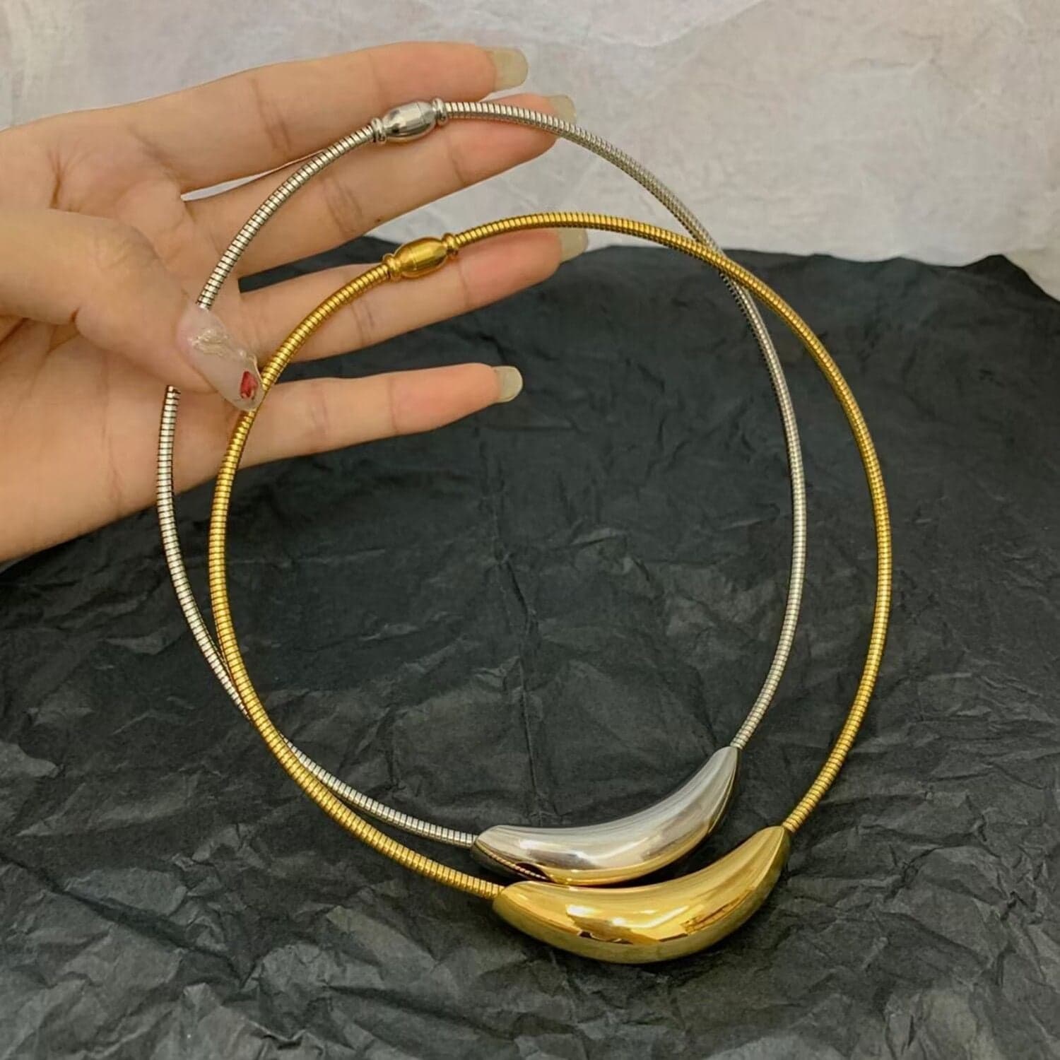 Minimalist Curved Tube Titanium Steel Choker – Fade-Resistant Metal Statement Necklace