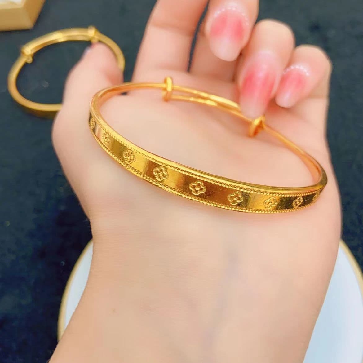 Gold Clover Motif Minimalist Bangle Bracelet