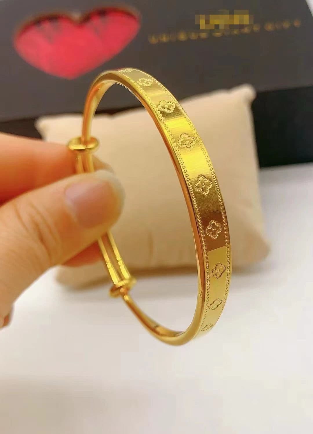 Gold Clover Motif Minimalist Bangle Bracelet