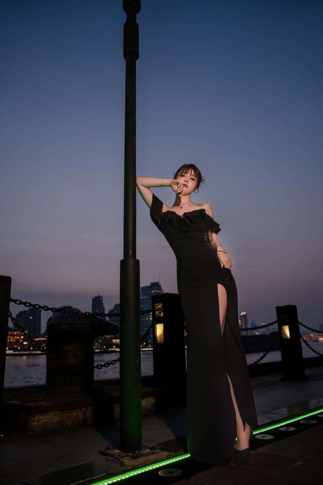 V-Neck Off-Shoulder Bodycon Ruffle Evening Gown – Slimming High-End Party Dress
