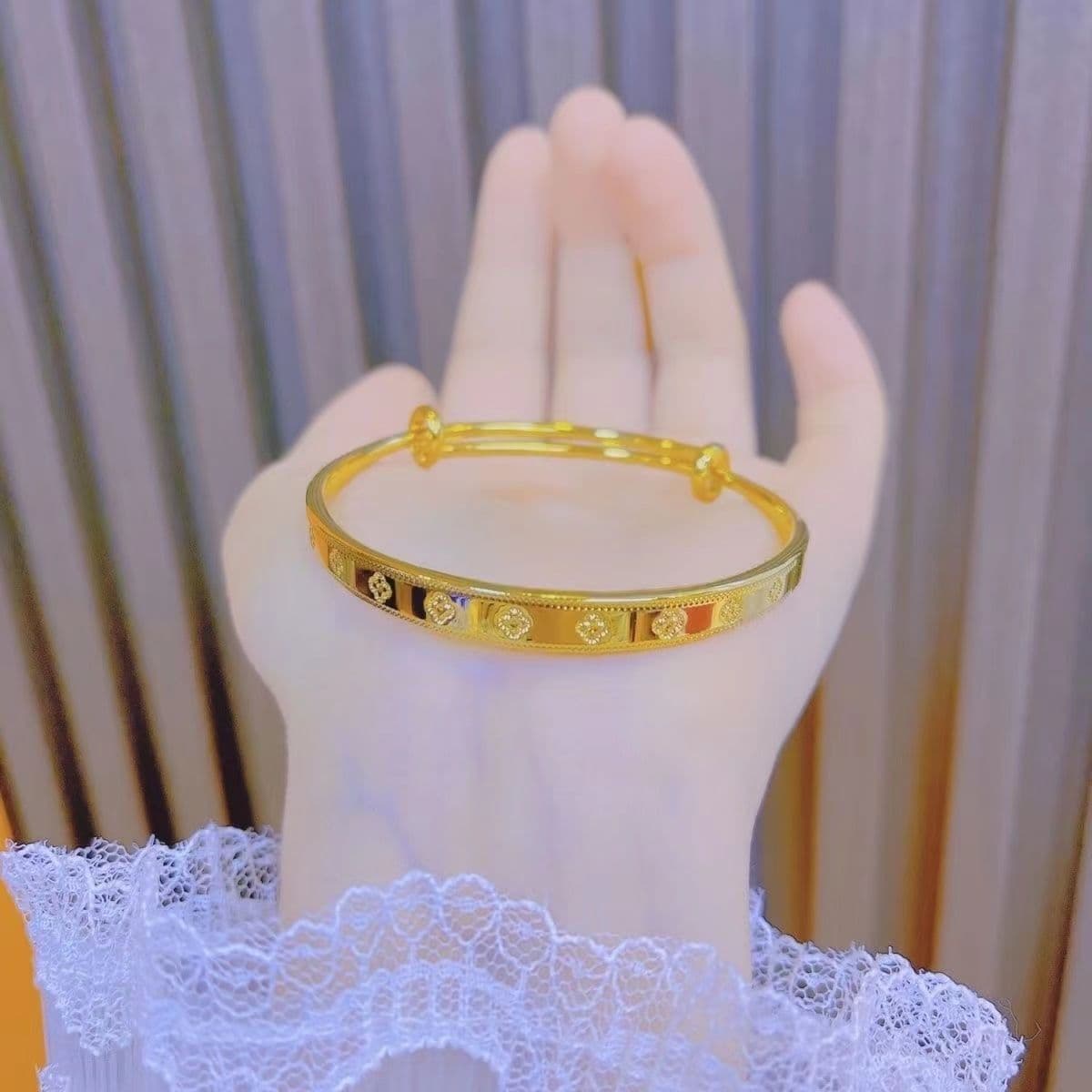 Gold Clover Motif Minimalist Bangle Bracelet