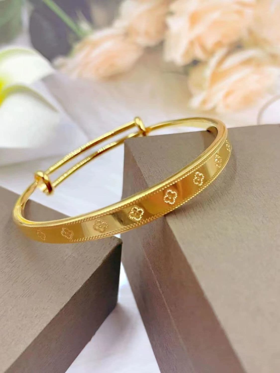 Gold Clover Motif Minimalist Bangle Bracelet