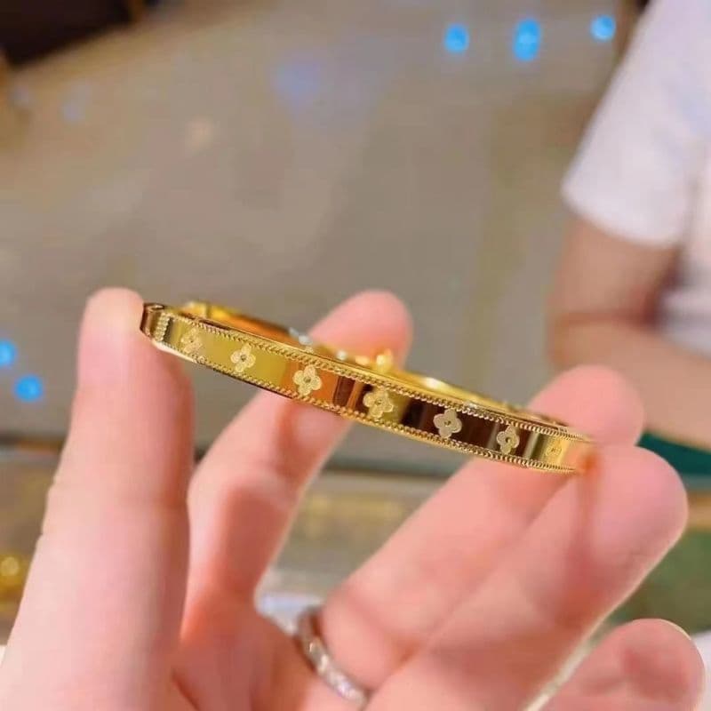 Gold Clover Motif Minimalist Bangle Bracelet