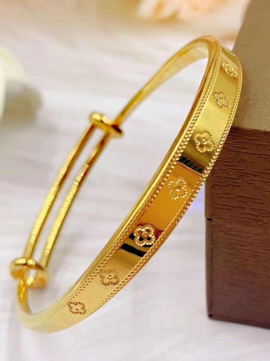 Gold Clover Motif Minimalist Bangle Bracelet