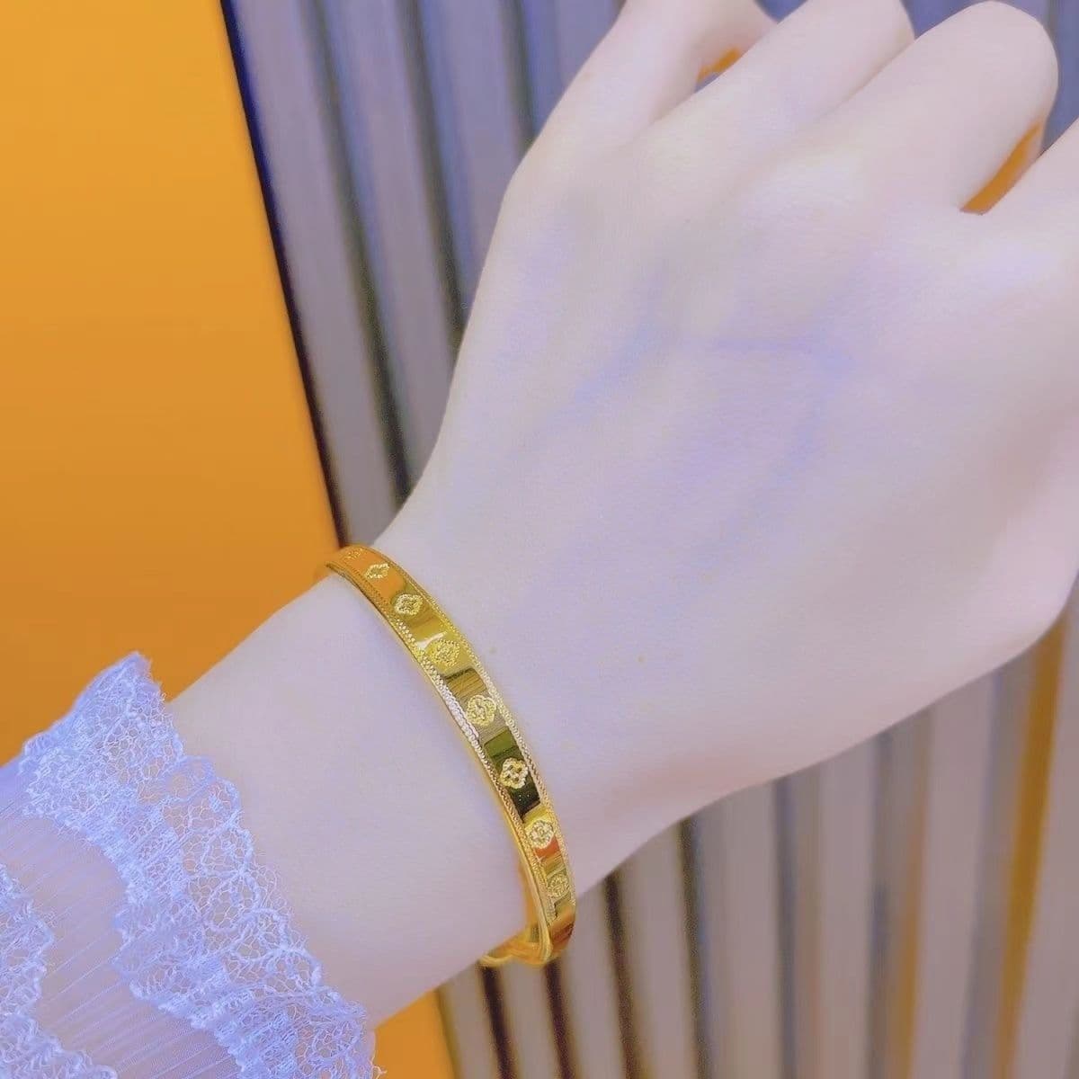 Gold Clover Motif Minimalist Bangle Bracelet